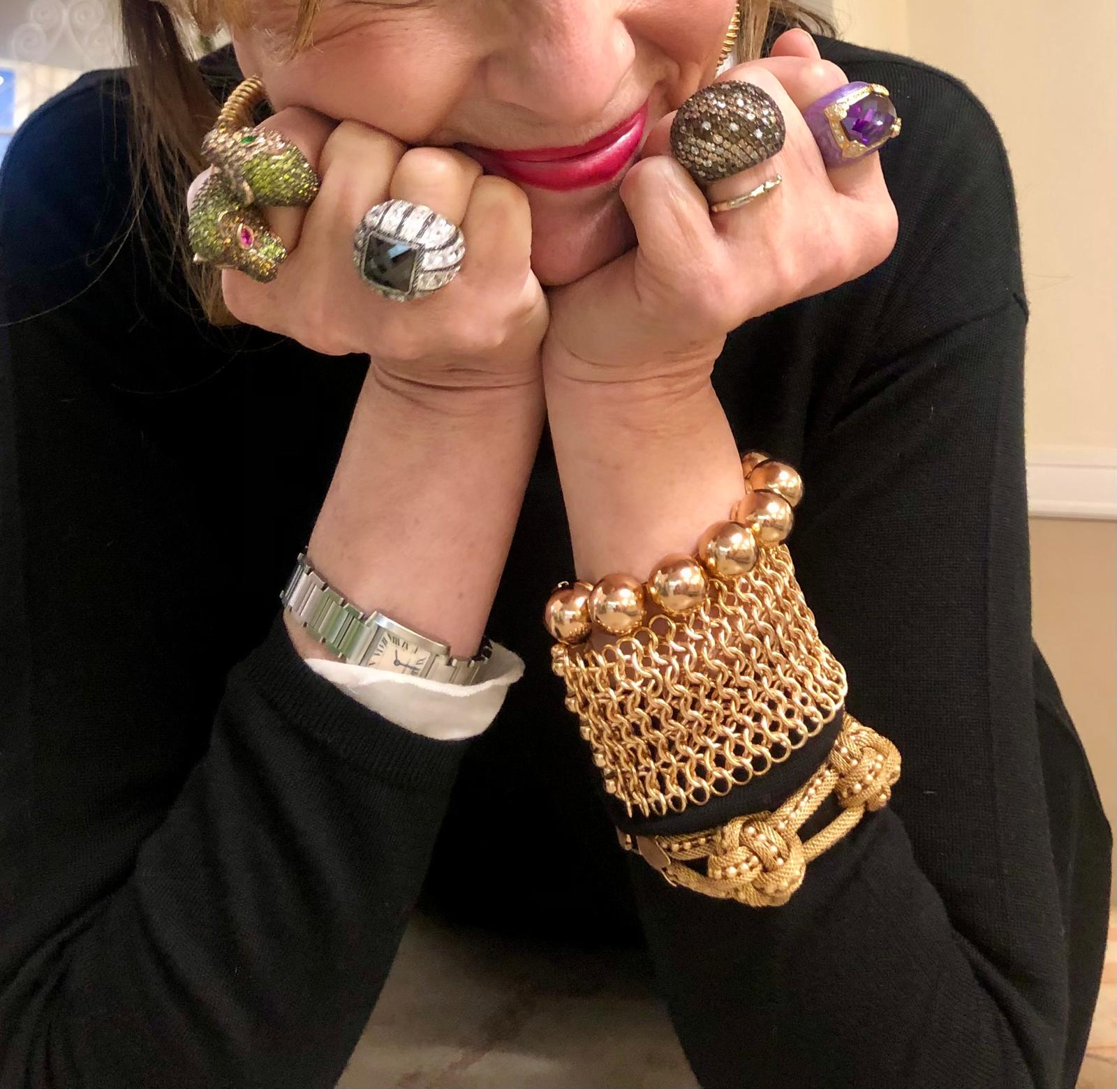 Accessori donna – anelli e bracciali gioiello indossati