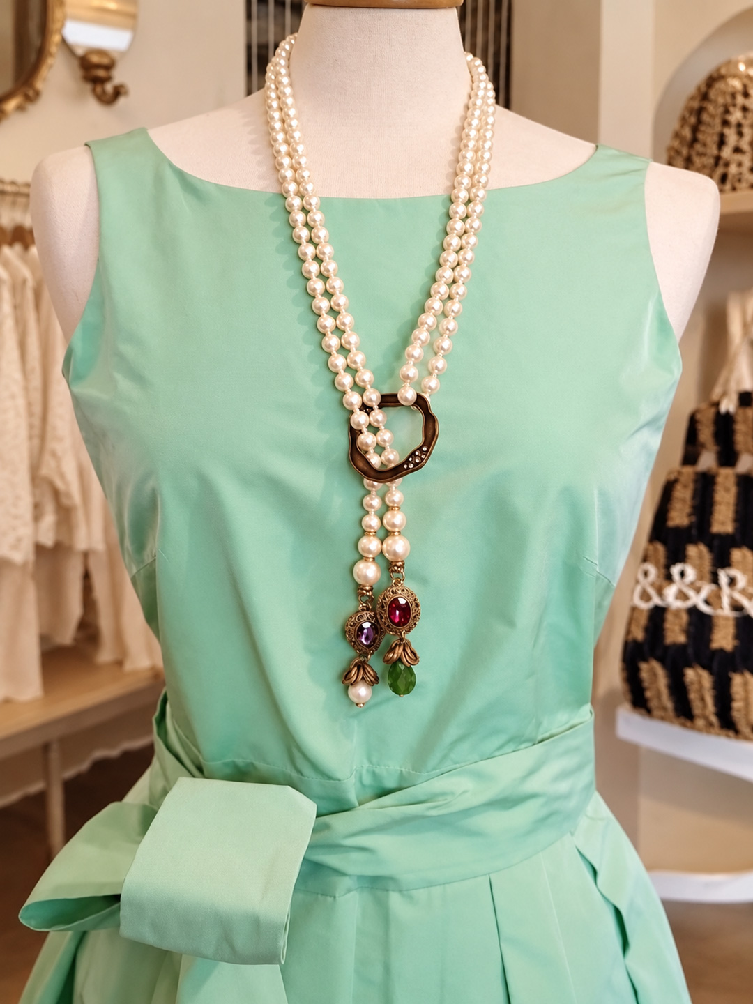 Accessori donna – collana di perle su abito verde acqua