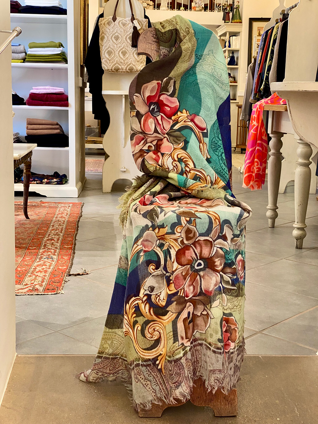 Accessori donna – stola con fiori su sedia intagliata