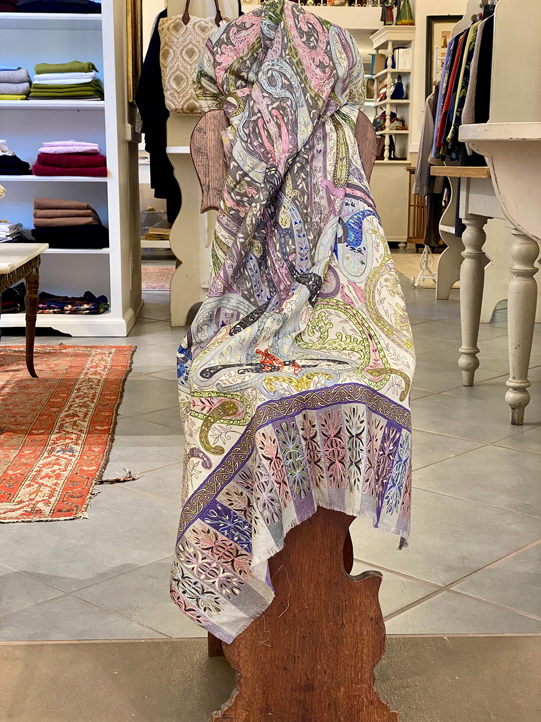 Accessori donna – stola paisley su sedia intagliata