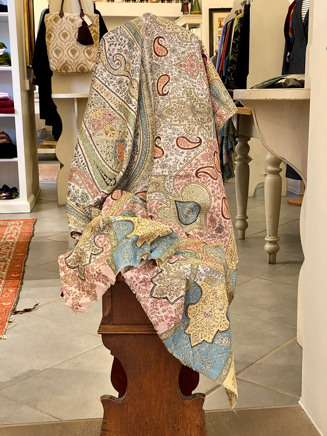Accessori donna – foulard paisley su sedia