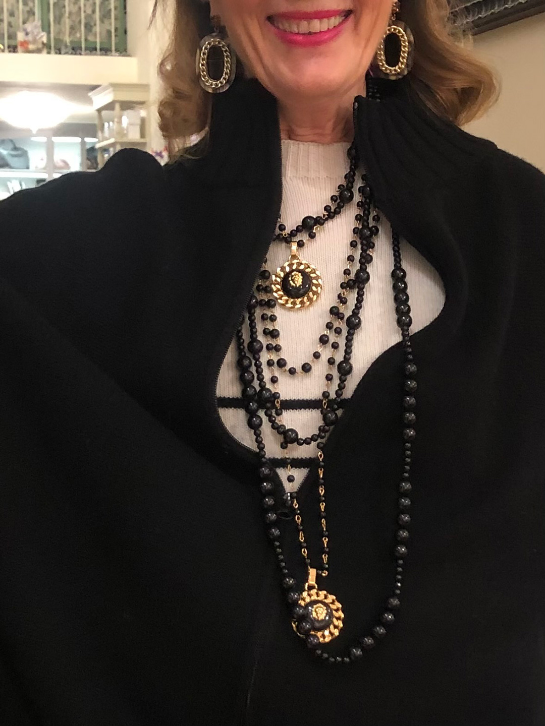 Accessori donna – collane nere indossate