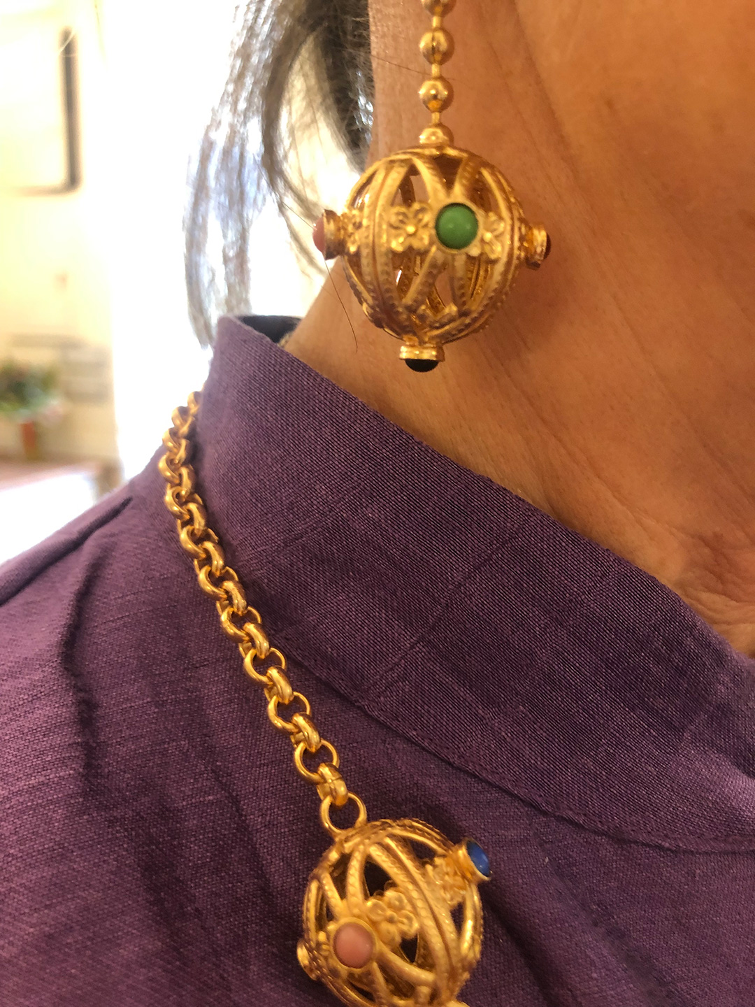 Accessori donna – orecchino e collana a sfera dorata
