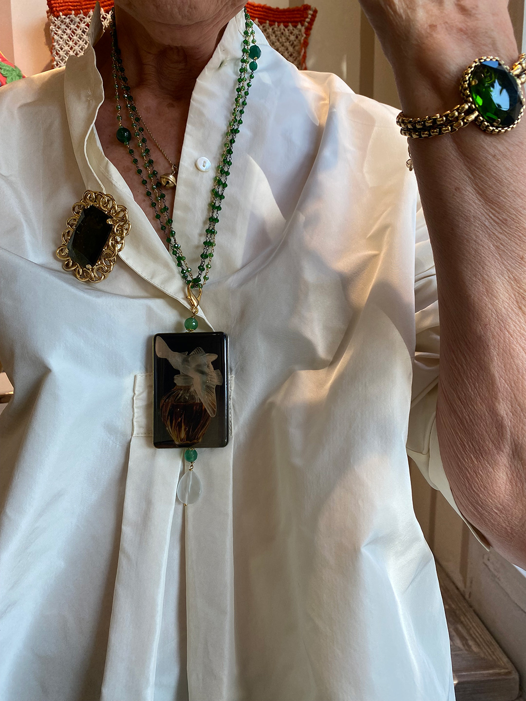 Accessori donna – collane con pendente su camicia bianca