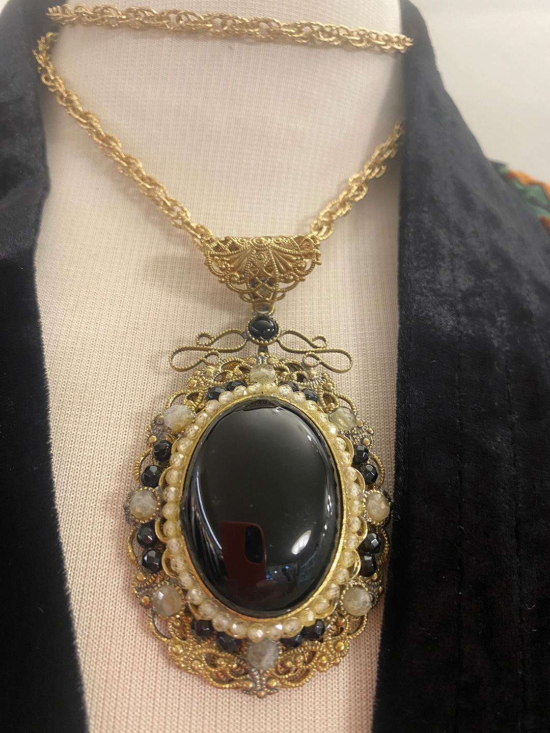Accessori donna – medaglione nero con perle