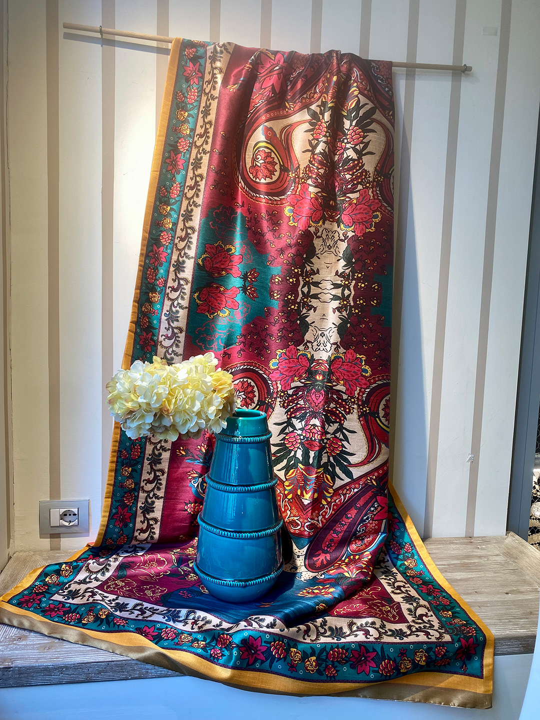 Accessori donna – foulard bordeaux e vaso turchese