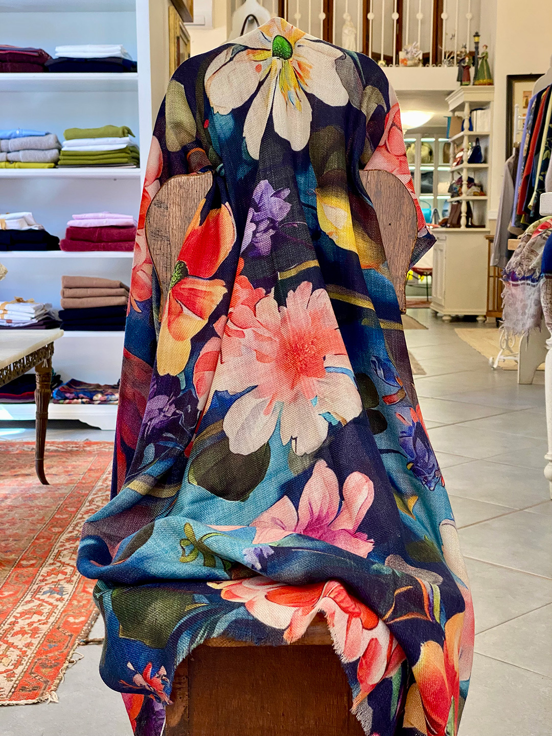 Accessori donna – stola a fiori su sedia