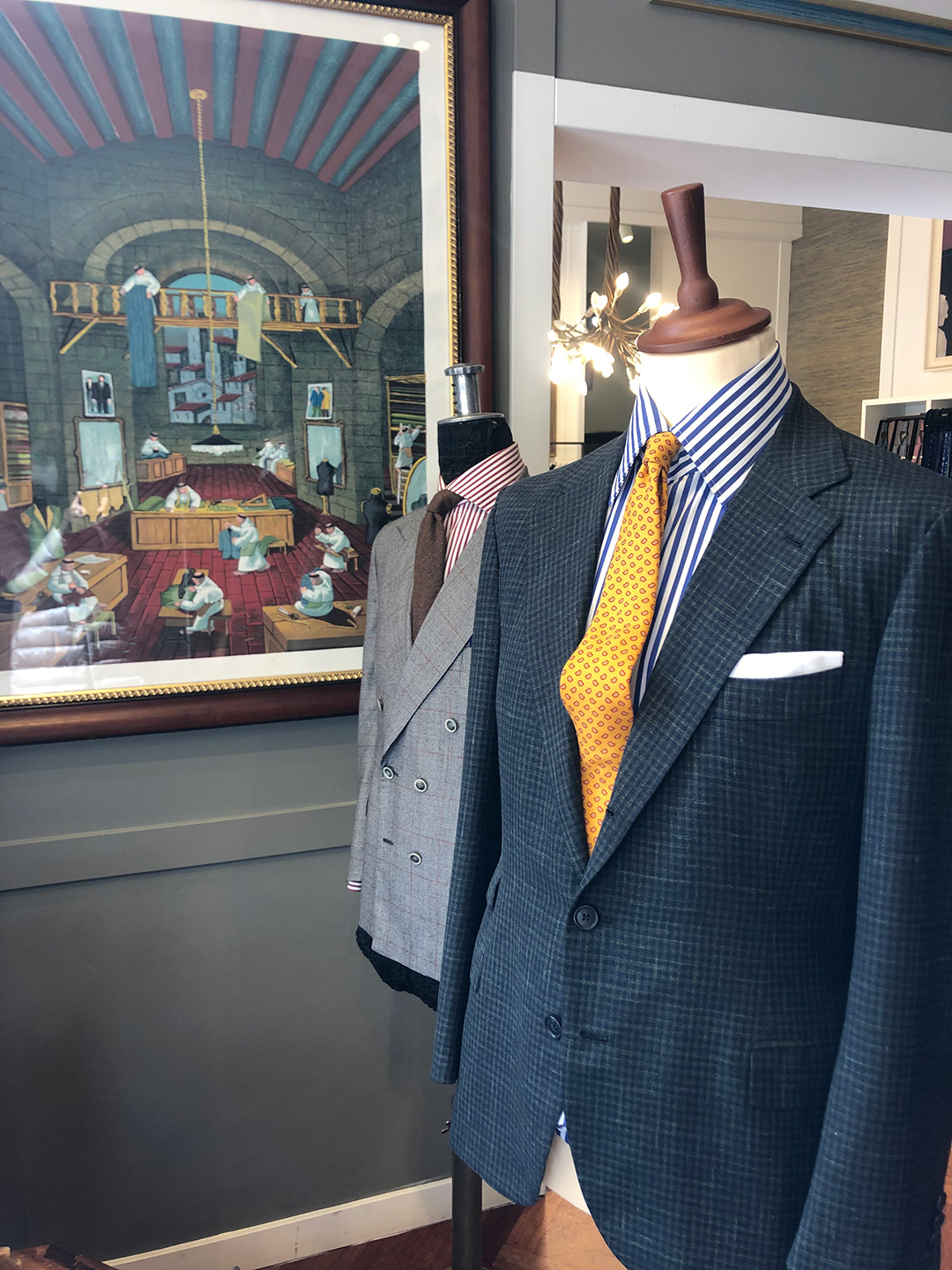 Accessori uomo – giacca blu con cravatta gialla su manichino