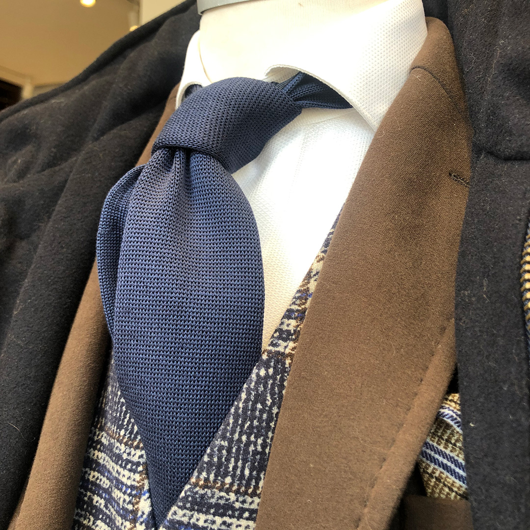 Accessori uomo – cravatta in maglia blu e giacca
