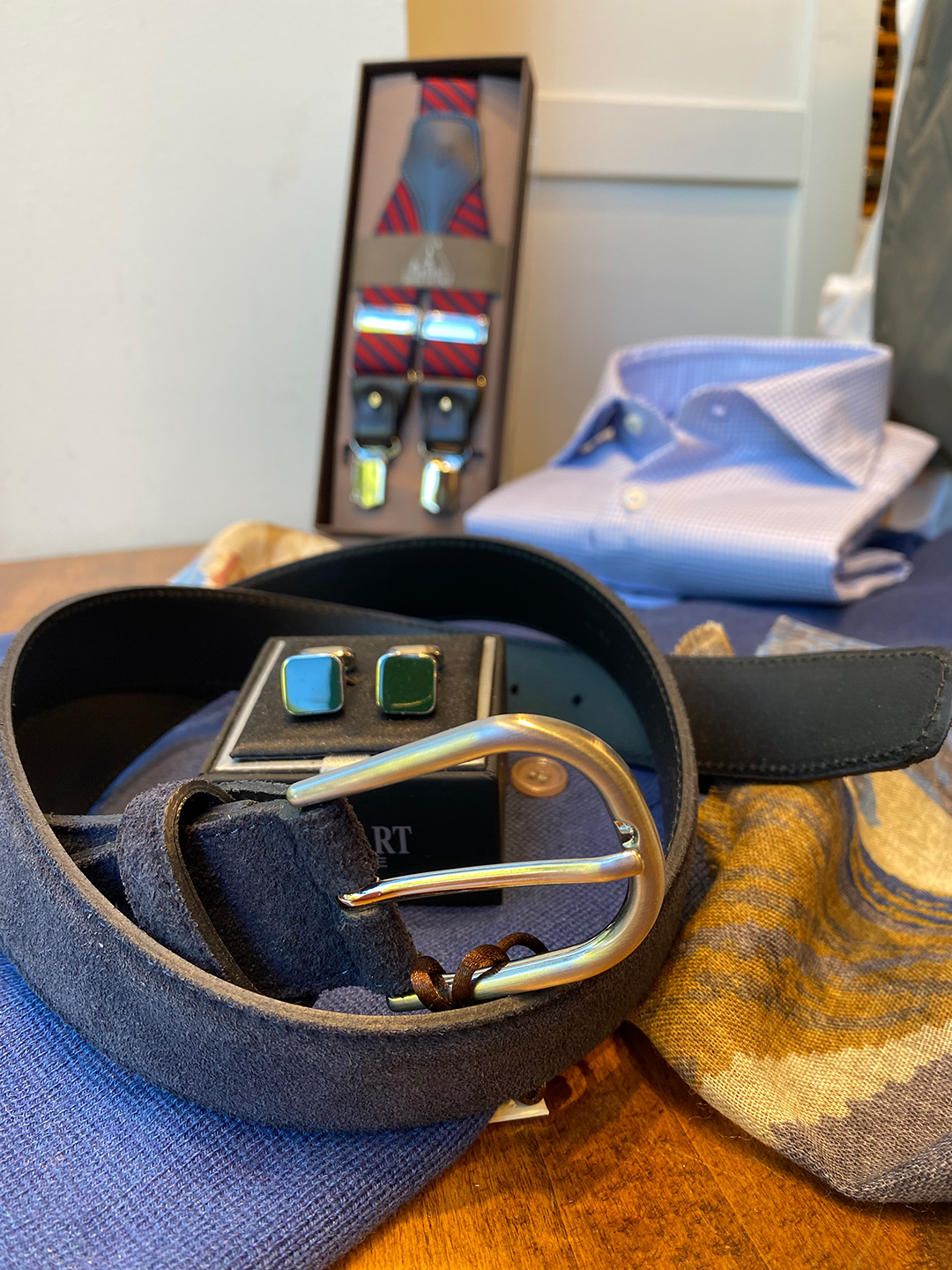 Accessori uomo – cintura e bretelle in esposizione