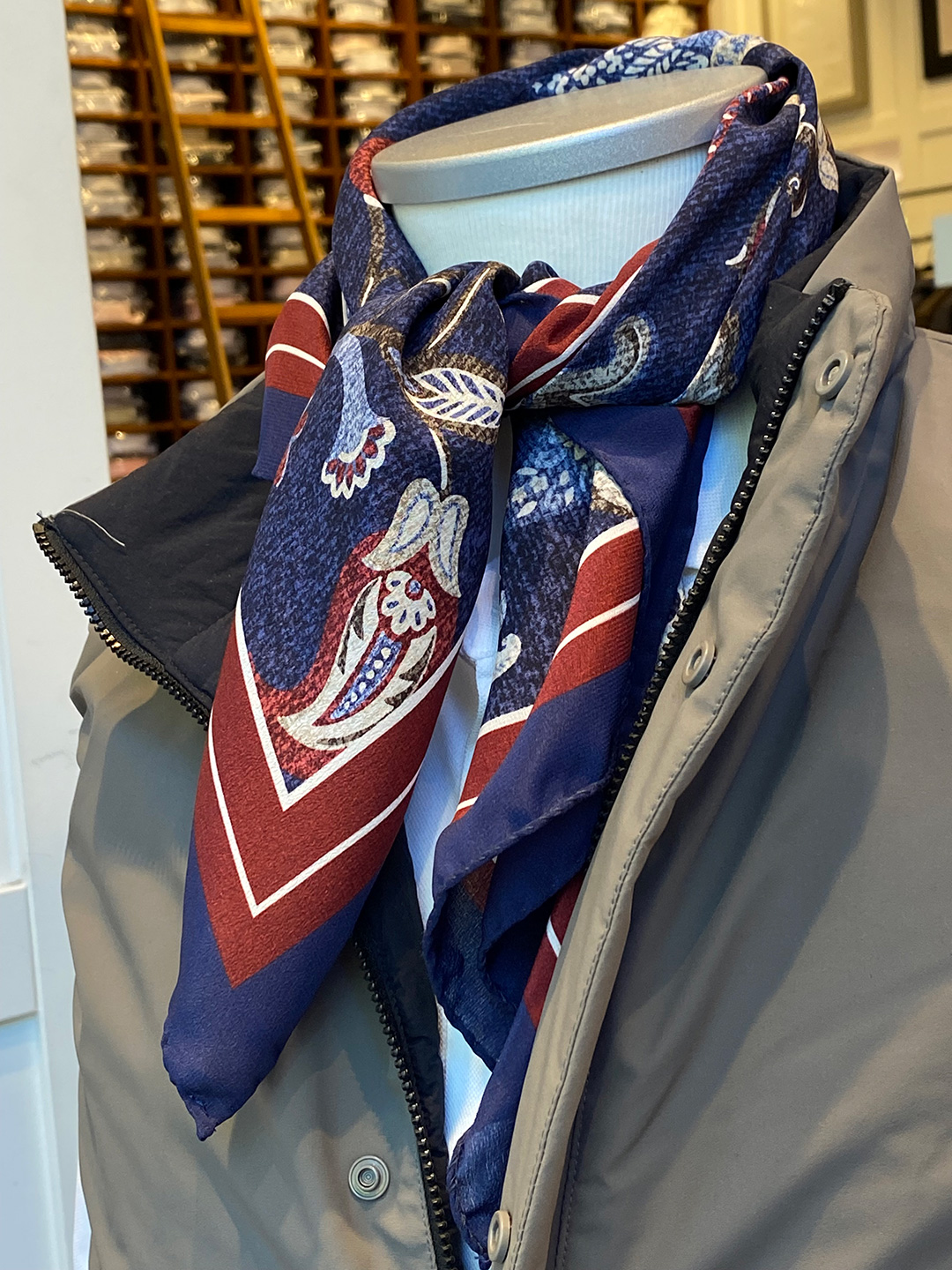 Accessori uomo – foulard in seta su giaccone