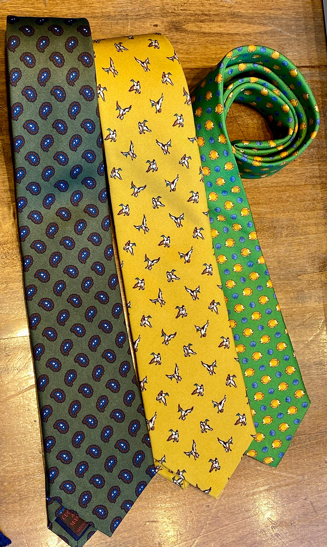 Accessori uomo – cravatte a fantasia su tavolo