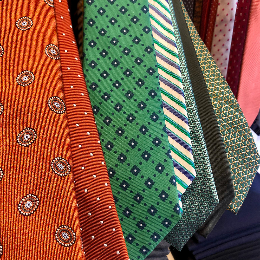 Accessori uomo – cravatte colorate in esposizione