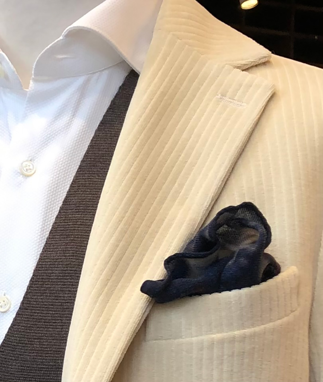 Accessori uomo – giacca chiara con pochette blu